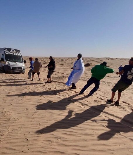 Nur mit vereinter Kraft ließ sich die Strecke bewältigen und der Wagen auch aus tiefem Sand befreien.