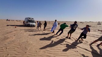 Nur mit vereinter Kraft ließ sich die Strecke bewältigen und der Wagen auch aus tiefem Sand befreien.