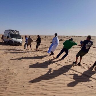 Nur mit vereinter Kraft ließ sich die Strecke bewältigen und der Wagen auch aus tiefem Sand befreien.