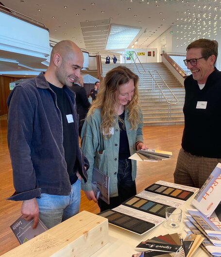 ADLER Architektenberater Ulrich Fideler im Gespräch mit interessierten Besuchern, wie ... | © ADLER