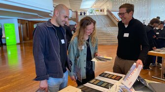 ADLER Architektenberater Ulrich Fideler im Gespräch mit interessierten Besuchern, wie ... | © ADLER