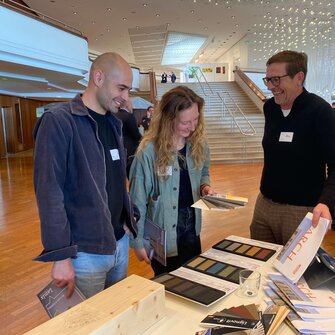 ADLER Architektenberater Ulrich Fideler im Gespräch mit interessierten Besuchern, wie ... | © ADLER