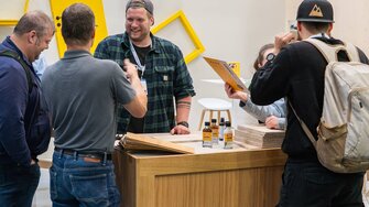 Viele ADLER-Besucher nutzten die Gelegenheit zu einem Plausch mit dem durch seine Anwendungsvideos bekannten Tischlermeister Siggi Hoffmann.  | © ADLER