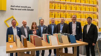 Schneller Schnappschuss vor dem Ansturm: Ein Teil des ADLER-Messeteams.  | © ADLER