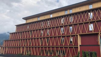 Anche le superfici in legno colorato laccate possono ora essere progettate in modo particolarmente sostenibile con Lignovit Terra-Color.  | © ADLER