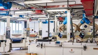 In einem modernen Anlagenpark können alle gängigen Verfahren abgebildet werden – einschließlich UV- und Elektronenstrahlhärtung sowie Excimer-Oberflächen.