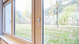Die neue Spritzgrundierung ist mit allen gängigen Beschichtungsaufbauten von ADLER kompatibel.  | © Rieder Fenster / Andreas Langreiter