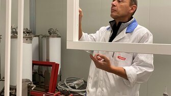 ADLER-Techniker Thomas Tuschy begleitete das Unilux-Oberflächenteam bei der anspruchsvollen Umsetzung. | © ADLER