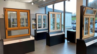 Unilux produziert ein vielfältiges Sortiment an Holz- und Holz-Alu-Fenstern – für Denkmalschutz-Projekte ebenso wie für den modernen Wohnbau. | © ADLER