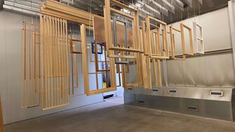 Egal, welcher Endfarbton – imprägniert werden die Fenster stets farblos. | © ADLER