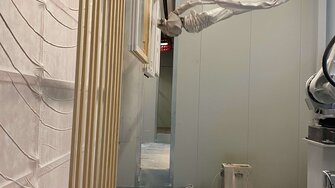 Noch während die Teile in Bewegung sind, beginnt der Spritzroboter mit seiner Arbeit. | © ADLER