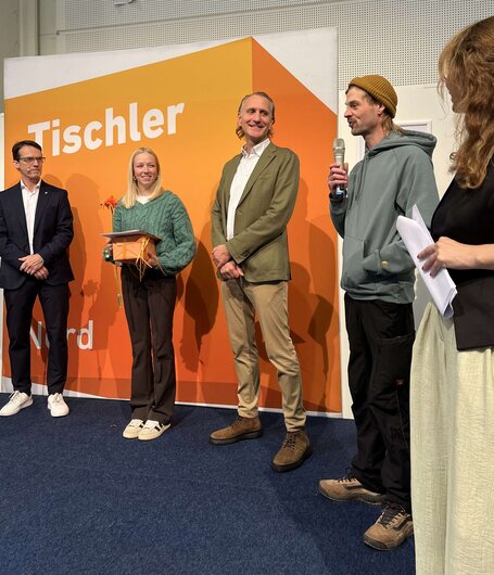 … wie ihr stolzer Ausbildner einige Worte ans Publikum.  | © Tischler Nord