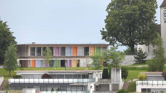 Emissionsarm, biozidfrei und mit nachwachsenden Rohstoffen hergestellt: Die Holzlasur Lignovit Terra.  | © Bucher Architekt BSA