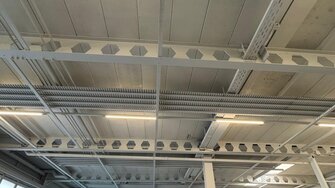 Mit Vivido Aqua-Edelmatt können alle Oberflächen in einer einheitlichen Optik gestaltet werden – ob Beton oder Holz, Metallträger oder PVC-Installationskanäle. | © ADLER