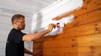 Mit Aqua-Isoprimer CT PRO lassen sich auch alte Holzuntergründe fleckenlos renovieren. | © ADLER