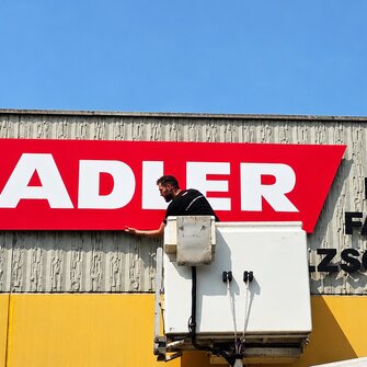 und Christoph Koch montierte das neu lackierte ADLER-Schild. | © ADLER
