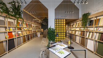 Architekt Bohdan Filonov gliederte den Raum durch zwei Haus-Silhouetten. | © Living Wood Ukraine