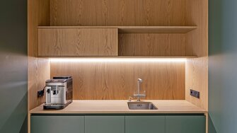 Für die Küchenfronten wurde der Möbellack Pigmopur in einem eleganten Grün eingesetzt. | © Living Wood Ukraine