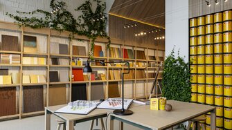 Die Beton-, Ziegel- & MDF-Wände und -Decken erhielten durch den Wasserlack Aviva Aqua-Edelmatt eine einheitliche Optik. | © Living Wood Ukraine