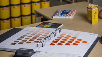 Das Living-Wood-Team hat zudem eine aktualisierte Farbkollektion auf Basis von NCS-Tönen erstellt und handgemalte Muster angefertigt. | © Living Wood Ukraine