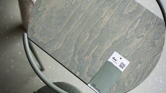 Der Couchtisch wurde in einem passend zum Sofa ausgemusterten Grünton geölt. | © Living Wood Ukraine
