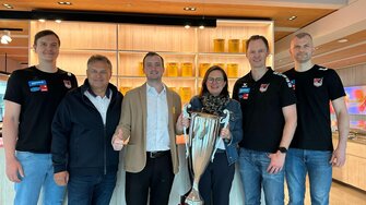 Alles Adler (v.li.): Sebastian Spendier und Obmann Klaus Hauser ließen Julian & Claudia Berghofer gemeinsam mit Trainer Christoph Jauernik und Aliaksei Kishou am Cup-Erfolg teilhaben.  | © Handball Tirol