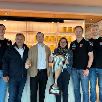 Alles Adler (v.li.): Sebastian Spendier und Obmann Klaus Hauser ließen Julian & Claudia Berghofer gemeinsam mit Trainer Christoph Jauernik und Aliaksei Kishou am Cup-Erfolg teilhaben.  | © Handball Tirol