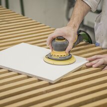 Untergrund der Spanplatte vorbereiten | © ADLER