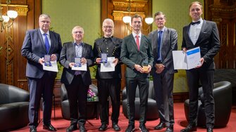 I premiati Prof. Dr. Strube, Dr. Rössler e Thomas Höfer con i vincitori delle medaglie H. F. Mark di quest'anno Prof. Dr. Clemens Holzer (Università di Leoben), Dr. Ralph Theuer (KremsChem Holding) e Dr. Dietmar Loidl (ex amministratore delegato OFI) (da destra). | © OFI / Michael Pyerin
