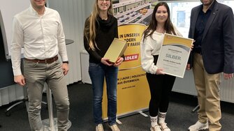 Wilma Hois und Carina Pojer von Farben Kulba nahmen in Kapfenberg die Silber-Auszeichnung von Christoph Müller (re.) und Samuel Krapsch entgegen. | © ADLER