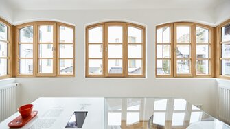 Aquawood Soft-Finish von ADLER sorgt für besonders natürliche Fensteroberflächen mit einem wachsigen Charakter.  | © Rieder Fenster / Andreas Langreiter