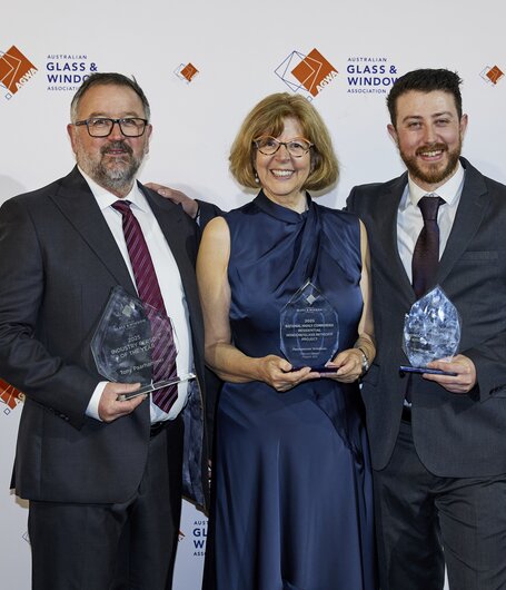 Gemeinsam mit seiner Frau Edith und Sohn Thomas nahm Toni Paarhammer die Preise entgegen.  | © zVg