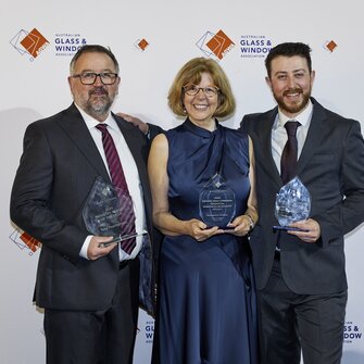 Gemeinsam mit seiner Frau Edith und Sohn Thomas nahm Toni Paarhammer die Preise entgegen.  | © zVg