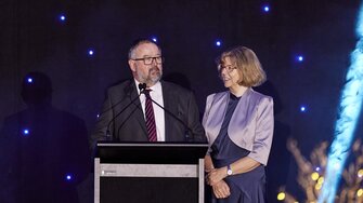 Gemeinsam mit seiner Frau Edith und Sohn Thomas nahm Toni Paarhammer die Preise entgegen.  | ©  zVg