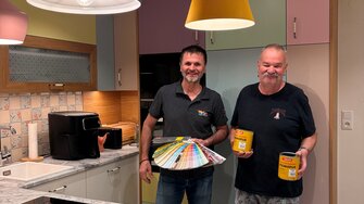 Für die Farbauswahl passend zum charakteristischen Daisy-Design stand ADLER Farbenmeister Charly Vieselthaler (li.) Franz Schmid hilfreich zur Seite.  | © Farben Vieselthaler GmbH