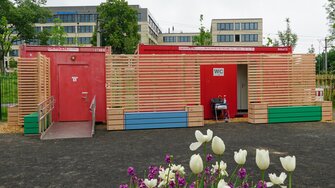 Hinter den Sichtschutzelementen bleiben die WC-Container diskret verborgen.  | © August Bruns GmbH & Co. KG