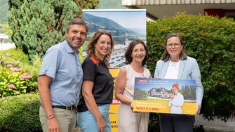 Tirolack-Gewinnerin Christa Jäger nahm den Gutschein in der ADLER-Werk Lackfabrik in Schwaz in Empfang | © ADLER | Tirolack