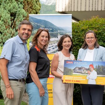 Tirolack-Gewinnerin Christa Jäger nahm den Gutschein in der ADLER-Werk Lackfabrik in Schwaz in Empfang | © ADLER | Tirolack