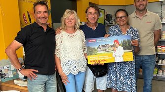Beim ADLER Farbenmeister Szerencsits in Güssing im Burgenland durfte sich Familie Penthor (Mitte) freuen | © ADLER | Szerencsits