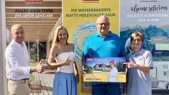 Stammkunde Manfred Schloffer (2.v.re) war der glückliche Gewinner bei Farben Stranzl in Feldbach, Steiermark.  | © ADLER | Stranzl