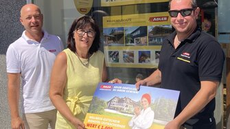 Christa Klemenc erhielt ihren Wellness-Gutschein beim ADLER Farbenmeister Valentin in Ferlach, Kärnten.  | © ADLER | Valentin
