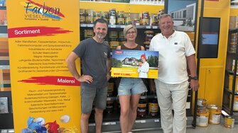 ADLER-Farbenmeister-Präsident Charly Vieselthaler (Farben Vieselthaler in Straßwalchen, Salzburg) überreichte den Gutschein an Gewinnerin Anita Lufgstein-Pölz.  | © ADLER | Vieselthaler
