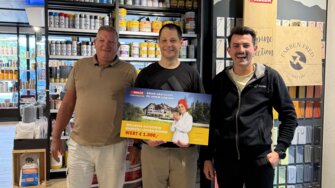 Christian Kitzbichler darf sich über eine Wellnessauszeit freuen und nahm den Gutschein beim ADLER-Farbenmeister Farben Fred entgegen | © ADLER | Farben Fred