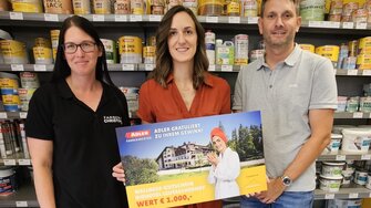 Beim ADLER-Farbenmeister Farben Christoph freute sich Sandra Wild über den Wellnessgutschein | © ADLER | Farben Christoph