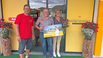 Geschäftsführer Robert Fringer (Farbenmeister Ausserferner) überreichte den Gewinnern, Kurt und Karina Falger (v. l.), den Wellnessgutschein. | © Oberländer Rundschau/Anderwald