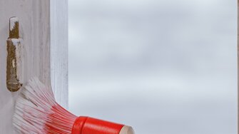 Grund- und Decklack können an fix verbauten Elementen auch vor Ort mit dem Pinsel aufgebraucht werden. | © ADLER