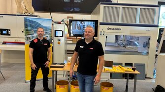 Roger Andersson vom Handelspartner Ekholms Färggross und Marcus Ericsson erwarteten die Gäste mit viel ADLER-Material und -Knowhow.  | © ADLER