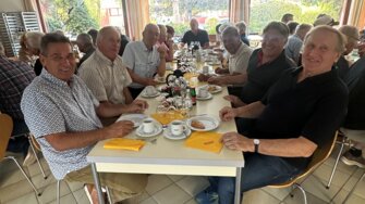 Bei Kaffee & Kuchen wurden alte ADLER-Geschichten und die neuesten Firmen-News ausgetauscht.  | © ADLER