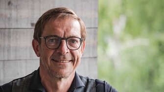 I due architetti di ADLER Manfred Höfurthner e Ulrich Fideler hanno individuato una chiara tendenza all'aumento del colore nelle costruzioni in legno. 
