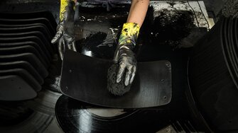 Die Beize wird mit einem eigens aus der Ägäis angelieferten Naturschwamm händisch nachgewischt: So entsteht das einzigartige, gleichmäßige Beizbild! | © Thonet GmbH